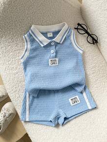 SHEIN Playful Pals 2件套男婴休闲时尚简约字母拼接细节实用条纹饰边罗纹无袖Polo领灰色针织背心和针织短裤套装，适合夏季居家休闲、户外运动和日常穿着，儿童服装，幼儿服装，婴儿套装，男婴套装，婴儿Polo衫，幼儿背心，幼儿短裤，婴儿套装，3个月-3岁 - 淺藍色 - 查看 5