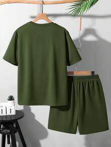 SHEIN Set de 2 piezas de camiseta de manga corta con cuello redondo y pantalones cortos con gráfico de letra 3D en relieve para adolescentes varones, adecuado para ir y venir, la escuela, el uso casual diario, deportes, primavera/verano - Verde militar - Ver 2