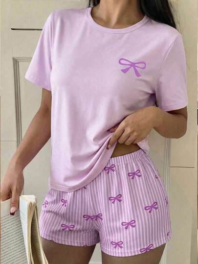Bộ 2 món dành cho bé gái tuổi teen, kiểu dáng ngọt ngào, dễ thương, thanh lịch, tối giản, thời trang, gồm áo tay ngắn cổ tròn màu tím có nơ và quần short kẻ sọc tím có nơ, thoải mái khi mặc.
