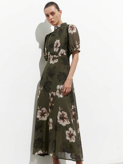 Aveloria Modichic 长款印花雪纺连衣裙，A字摆腰设计，胸前薄纱褶裥，泡泡短袖，立领，大朵花卉印花，后背隐形拉链，优雅复古风，适合各种场合，包括女士碎花连衣裙、绿色连衣裙、婚礼宾客礼服等。