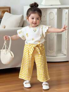 SHEIN Playful Pals 2件組女嬰白色夏季可愛度假休閒套裝，黃色碎花荷葉邊上衣搭配格紋寬腿長褲，春季海灘服飾 - 彩色 - 查看 3
