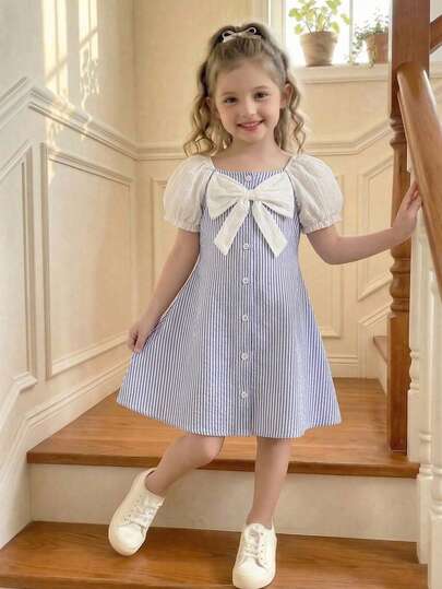 SHEIN Genkimix Kids 女童蓝白条纹雪纺花瓣袖蝴蝶结装饰甜美舒适休闲连衣裙，适合日常穿着、户外玩耍、旅行、上学、春夏穿着。