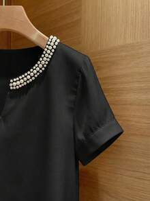 Franclia Blus Pullover Lengan Pendek Model Baru Gaya Prancis yang Modis, Warna Polos, Kerah Bulat, Belahan, dan Dekorasi Mutiara untuk Wanita, Musim Semi/Panas - Hitam - View 7