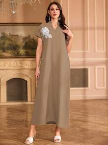 Al Najma Vestido elegante con cuello Mandarín, mangas raglán y bordado floral en el cuello - Marrón - Ver 3