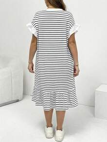 Shapeblank 大码女装春夏时尚休闲宽松舒适日常百搭显瘦黑白条纹荷叶边中长连衣裙，夏季服装，简约风格，机场穿搭，欧洲夏季 - 黑與白 - 查看 2