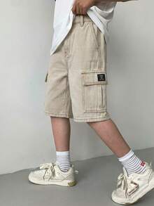 SHEIN Little Byeori 青少年男孩時尚返校街頭風休閒百搭設計 Y2K 復古酷感工裝口袋寬鬆舒適牛仔短褲 柔軟日常穿搭 夏季狂歡節與海灘日穿搭 - 卡其色 - 查看 8