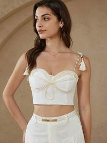 Aveloria Modichic 白色，绳结系带设计，流苏装饰，手工编织元素，短款设计，3D立体剪裁，轻盈面料，波西米亚风格，适合海滩度假、音乐节、夏季派对、沙滩漫步、户外活动，展现自由奔放、魅力十足的个性风采。女士休闲度假风亚麻拼接露脐抹胸上衣 - 白色 - 查看 5
