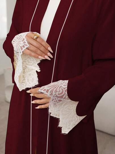 Al Najma Áo choàng rộng rãi với cổ và tay áo phối màu tương phản, ren tương phản, thích hợp cho kỳ nghỉ.