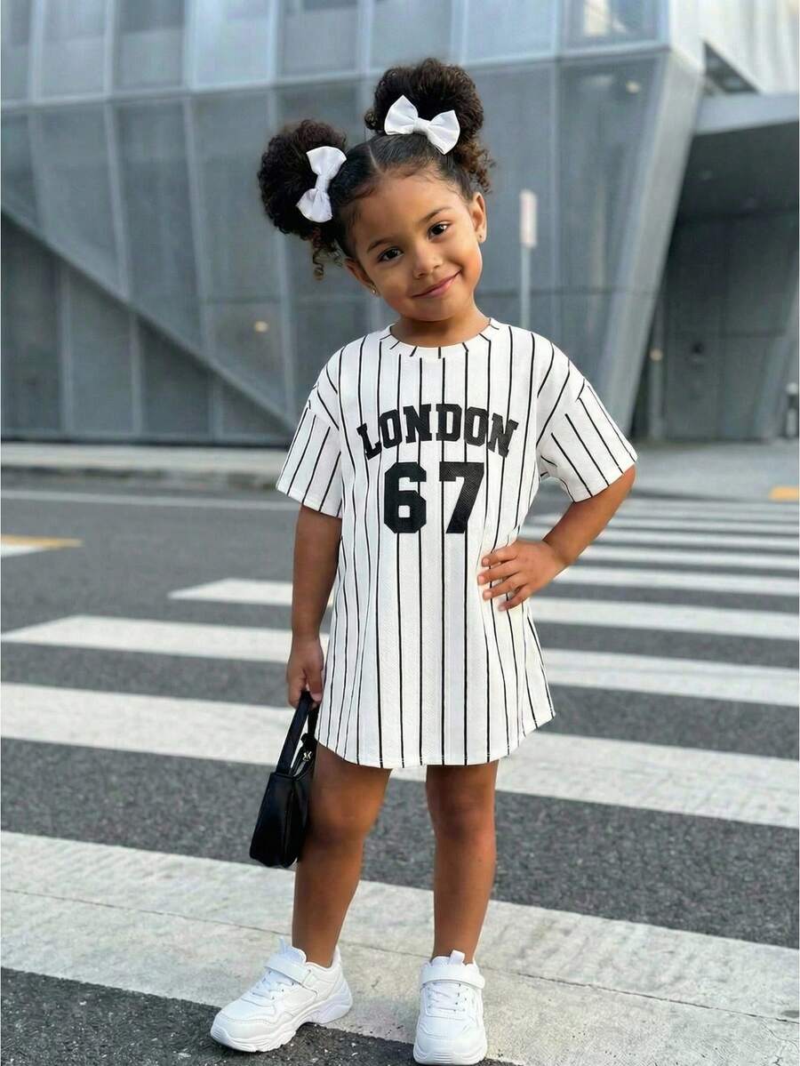 SHEIN 少女新款春夏休閒街頭風圓領無袖 67 Logo 條紋圖案舒適寬鬆針織洋裝 女孩套裝 白色與黑色棒球運動鞋穿搭 女孩運動鞋洋裝 女孩棒球洋裝 - 白色 - 查看 1