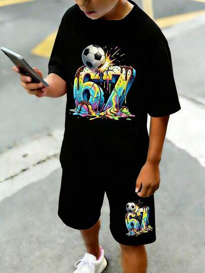Bộ đồ thường ngày 2 món cho bé trai tuổi teen: Áo thun ngắn tay và quần short in số bóng đá.