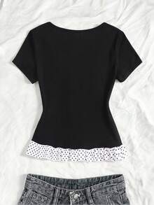 一件式少女优雅Y2K美学罗纹针织短袖上衣，饰有白色蕾丝边，正面纽扣细节，透气修身面料，适合日常休闲穿着、上学和周末外出等多种场合。 - 黑與白 - 查看 2