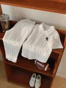 SHEIN 两件装男童休闲运动套装，包括一件立领衬衫和一条裤子，采用纹理面料，适合儿童穿着，是男童返校的理想选择。套装也适合生日派对、晚宴、演出、婚礼、洗礼、开幕式等场合，日常穿着舒适，适合上学、旅行、运动，尤其适合春夏季节。 - 白色 - 查看 6