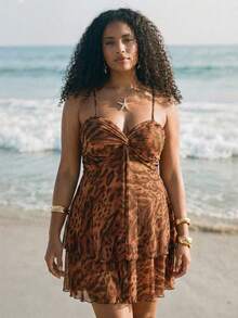 SHEIN BAE 大码短款连衣裙，带胸罩罩杯褶皱，吊带豹纹短裙，度假连衣裙 - 彩色 - 查看 1