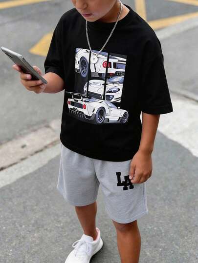 SHEIN 两件套男童卡通汽车印花圆领短袖T恤和短裤套装，适合上学、郊游、运动、度假、派对、春夏穿着。