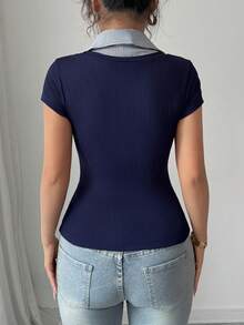 SHEIN Raffinéa Áo thun nữ tay ngắn cổ chữ V đơn giản, chất liệu co giãn, in sọc xanh dương và thêu họa tiết tương phản, thích hợp cho các dịp thường ngày, đi chơi, công sở, dự tiệc, dạo phố, du lịch, hẹn hò. Phong cách cổ điển, ôm sát, phù hợp cho mùa xuân/hè/thu/đông. - Xanh đậm - Xem 2