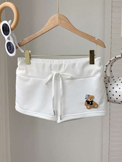 Comfortcana 2026春夏新款女士白色吊带熊低腰短裤，适合冬季、复活节、派对、海滩、婚礼、毕业典礼、优雅、休闲、度假、运动、正式场合、Y2K、商务场合，饰有亮片、流苏、荷叶边、花朵、图案等元素。