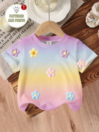 SHEIN Blusa de niña bebé con estampado digital de fondo degradado arcoíris y flores coloridas de cuello redondo y manga corta, adecuada para verano, escuela, hogar, uso al aire libre, lindo conjunto de verano para niñas bebé, estilo coreano