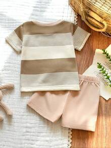 SHEIN Vintaside Kids 2件套幼儿男童时尚黑白条纹华夫格针织面料口袋圆领短袖T恤和黑色弹力腰字母贴片短裤套装，夏季 - 棕色 - 查看 2