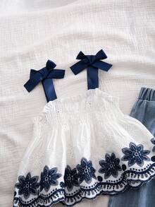 SHEIN Genkimix Kids 女童法式乡村刺绣蝴蝶结装饰吊带背心搭配复古蓝色牛仔裤套装，夏季舒适日常穿着 - 藍白色 - 查看 3