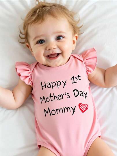 女婴可爱简约假日文字和爱心字母印花短袖连体衣，时尚外出夏季“第一个母亲节快乐”连体衣