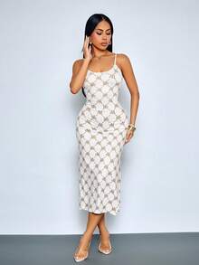 SOLERSUN 女士修身长款吊带连衣裙，侧开衩设计，饰有重复字母印花，适合日常穿着。 - 白色 - 查看 5