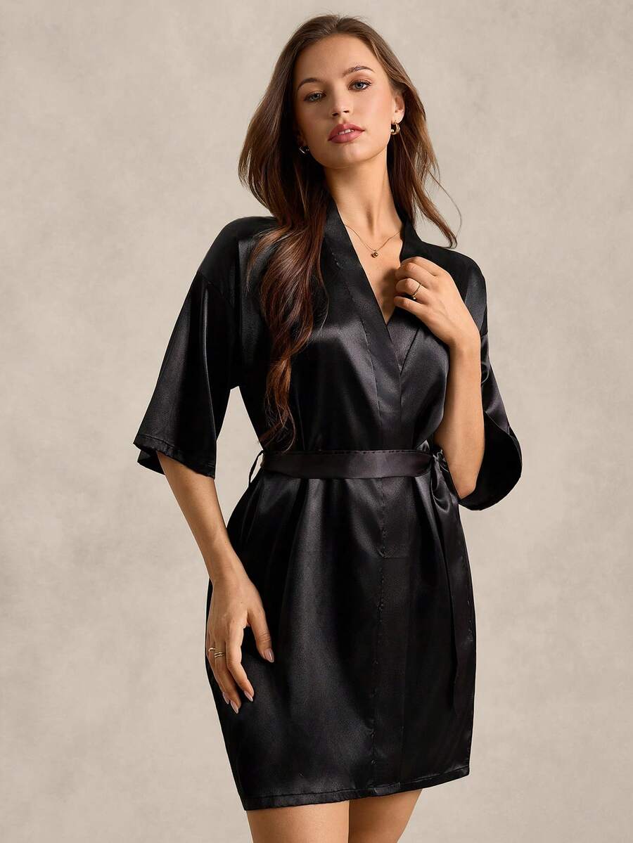 一件纯色缎面系带睡袍，Luxeloungewear品牌，适合秋冬季穿着。 - 黑色 - 查看 1