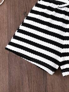 Emery Rose Kids Emery Rose Kids Bộ đồ thường ngày cho bé gái, thanh lịch, kẻ sọc, dệt kim jacquard, tay ngắn ôm sát, nhún bèo và quần cùng màu. Bộ đồ kẻ sọc, bộ đồ đen trắng, bộ hai mảnh kẻ sọc, quần kẻ sọc, áo kẻ sọc, bộ đồ cho bé gái, trang phục mùa hè cho bé gái, bộ quần áo trẻ em, bộ đồ tay ngắn kẻ sọc mùa xuân và hè. - màu đen - Xem 4