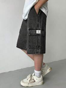 SHEIN 青少年男孩時尚休閒 Y2K 復古酷感街頭風 灰色寬鬆寬腿牛仔短褲，口袋與補丁細節設計，適合日常穿著、夏季、Rave 派對、音樂節、街頭穿搭與返校日 - 黑色 - 查看 5