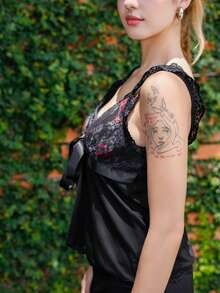 Ananda Vibes Top camiseta sin mangas con lazo frontal y patrón de rosa de encaje para mujer - Negro - Ver 2