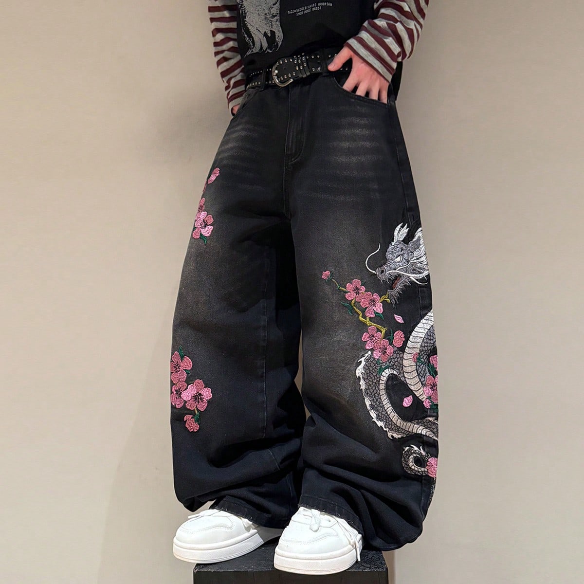 Jeans casuales holgados y de pierna ancha con diseño de bigotes de gato vintage, y bordados florales y de dragón para hombres