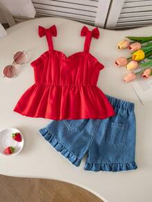 SHEIN Bộ đồ 2 mảnh phong cách thường ngày dành cho bé gái của Girlhood Core: Áo hai dây màu đỏ và quần short denim xanh bạc màu in hình quả anh đào. - Đỏ - Xem 2