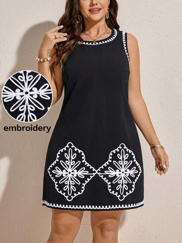 Comfylo 大码女式花卉刺绣无袖圆领连衣裙，度假款