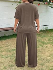 GalTyme 大码女式休闲日常通勤简约字母装饰落肩宽松T恤和阔腿裤套装，春夏秋季 - 駝色 - 查看 2