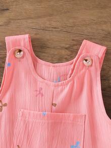 SHEIN Playful Pals 女婴/男女通用0-3岁春秋季蝴蝶印花褶皱面料围兜裤套装，休闲风格，胸前口袋装饰，适合户外玩耍休闲 - 粉色 - 查看 6