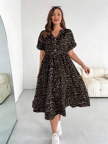 SHEIN Essnce Vestido casual de verano con estampado de leopardo y cuello recortado para tallas grandes - Multicolor - Ver 3