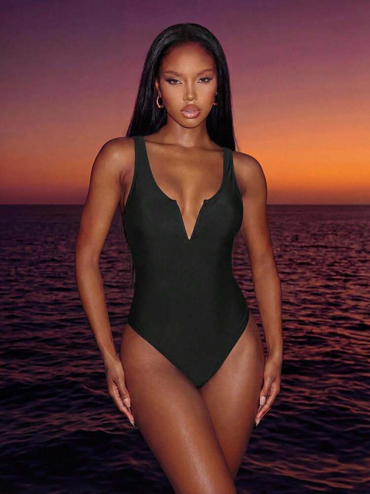 Maillot de bain une pièce avec découpe en V