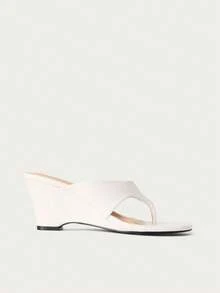 Nöista Sandalias de cuña con tanga blanca elegante, con una correa minimalista limpia y una suela elevada, que ofrecen una mezcla sofisticada de estilo para una boda de verano, fiestas de Eid o un look fresco de primavera. - Blanco - Ver 5