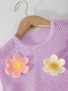 SHEIN Vintaside Kids 女童休闲可爱图案圆领插肩袖钩编面料彩色3D花朵T恤和松紧腰流苏珍珠彩色花朵装饰牛仔短裤套装 - 紫色 - 查看 6