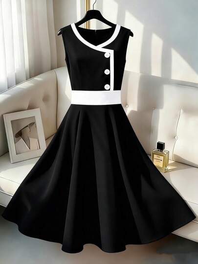 GlowEve CURVE Plus Size Damklänning med moderiktig och elegant utsvängd ärmlös, kontrastfärgad knappdekoration