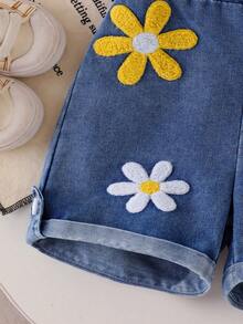 SHEIN Playful Pals 2件組女嬰幼童甜美白色T恤搭配花卉刺繡牛仔吊帶褲 藍白配色夏季休閒度假彈性腰牛仔短褲 - 白色 - 查看 8