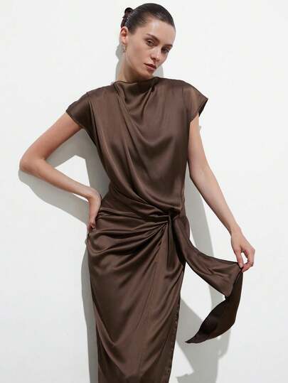 Aveloria Modichic 优雅高端奢华派对缎面触感落肩不对称领口腰部褶皱扭结设计连衣裙，女士款