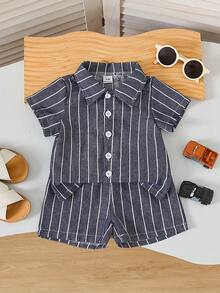 SHEIN Playful Pals 2件套幼儿男童夏季休闲衬衫短裤套装，衬衫：黑白条纹短袖衬衫，短裤：黑白条纹纹理面料，适合日常穿着、度假、假日穿着。 - 藏蓝色 - 查看 3