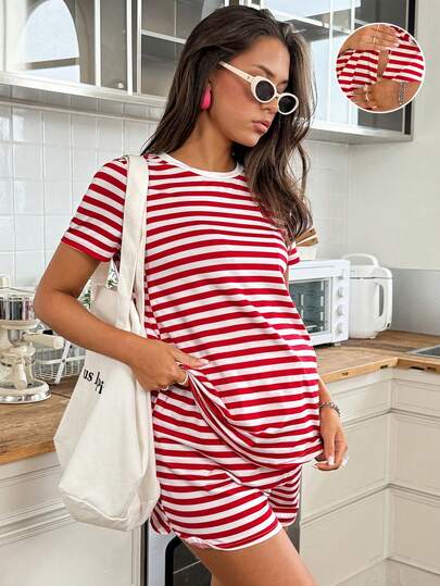 SHEIN Bộ 2 món áo thun ngắn tay và quần short kẻ sọc in hình, thích hợp cho bà bầu và cho con bú, mặc mùa hè, đi làm hoặc đi nghỉ mát.