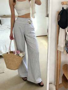 Estos pantalones casuales de mujer a rayas grises y blancas, adornados con hebillas de metal irregulares, ofrecen una silueta esbelta y sexy, adecuados para el uso diario, looks estilosos, ir y venir, y trabajo o salidas durante todo el año. Ya sea para el trabajo o el ocio, realzan perfectamente la figura, haciendo que las piernas parezcan talla grande rectas y las cinturas talla grande delgadas. Un artículo imprescindible para crear looks de primavera y verano sin esfuerzo. - Gris - Ver 6