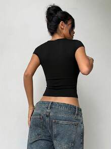 Aloruh 女士休闲紧身套头T恤，简约优雅深V金属装饰性感修身短袖，新款春夏梅紫色T恤 - 黑色 - 查看 2