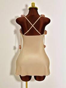 Mistrie Đầm đỏ lãng mạn cổ yếm, chân váy mini ôm sát với họa tiết hoa hồng 3D, thiết kế hở lưng gợi cảm xếp ly, đầm cocktail ôm sát thích hợp cho buổi hẹn hò, tiệc tối. - Rượu sâm banh - Xem 2