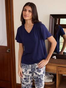 SHEIN Conjunto de pijama con top de punto suave de cuello en V y pantalones estampados con estilo chino - Multicolor - Ver 1