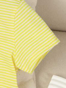 SHEIN Playful Pals 女婴6个月-3岁经典休闲宽松舒适百搭条纹短袖T恤上衣。采用柔软亲肤的针织面料，经典撞色条纹设计，精致罗纹领口，宽松版型。适合日常穿着，是婴儿服装的理想之选。 - 黃色 - 查看 6