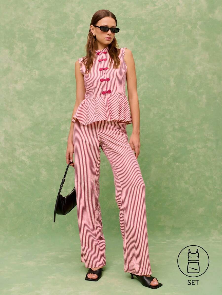 Nöista Bộ áo và quần không tay kẻ sọc kiểu peplum. Áo không tay kẻ sọc với viền peplum và khuy thắt nút trang trí, kết hợp với quần ống đứng cùng màu. Chất liệu cotton nhẹ, nữ tính, thích hợp cho các dịp lễ hội, nghỉ dưỡng và mùa xuân hè. Cũng phù hợp cho khách dự đám cưới. - Nhiều màu - Xem 1