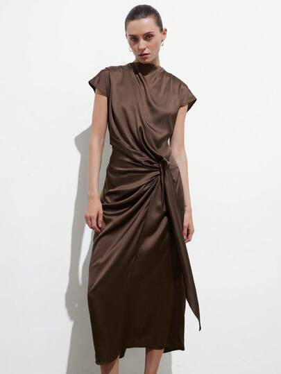 Aveloria Modichic 优雅高端奢华派对缎面触感落肩不对称领口腰部褶皱扭结设计连衣裙，女士款